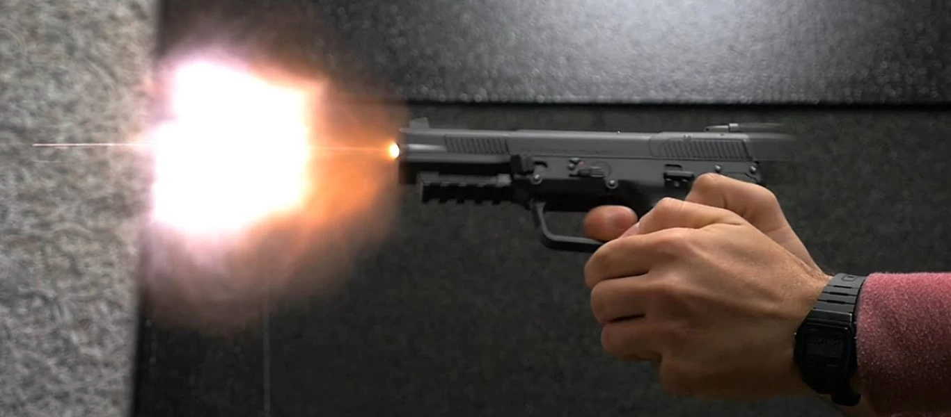 Ενέδρα θανάτου στην Βούλα: Άγνωστοι σε μοτοσυκλέτα «γάζωσαν» οδηγό τζιπ